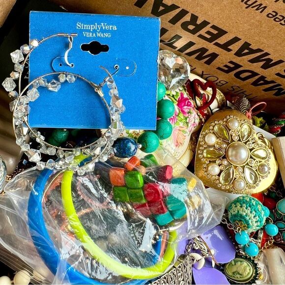 🎁 2 LB unsearched untested junk jewelry lot~ junk wearable craft repair - Picture 4 of 10